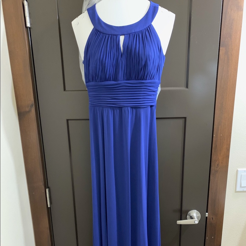 Sangria Sleeveless Keyhole Gown